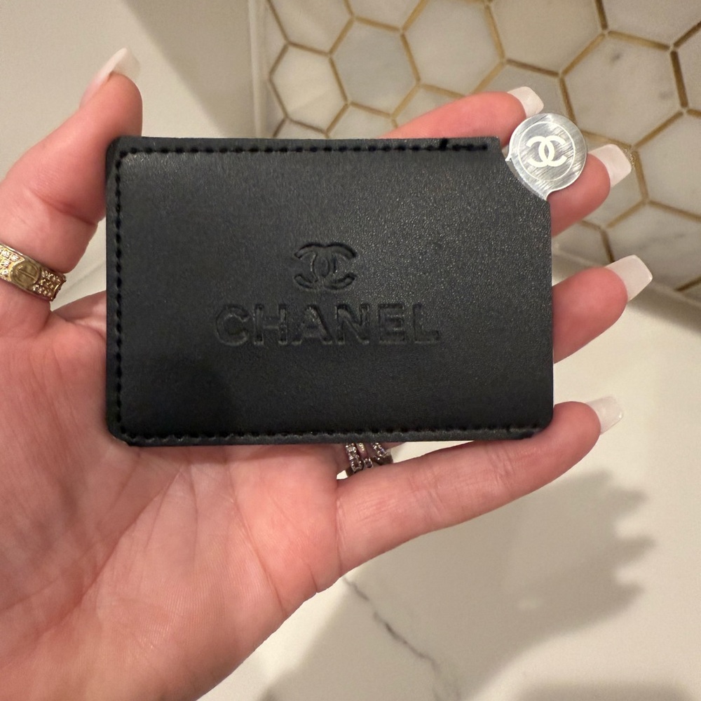 New CHANEL Black Leather Card Case with mirror - Picture 9 of 10